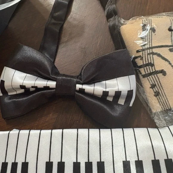 Musical Note and Piano Key Socks Set,tie,bow tie,pin in gift box 5 piece set - Picture 11 of 17